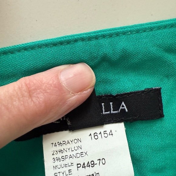 Rafinalla Perfect Fit green capris pants in size 6 🍀 - Picture 6 of 6